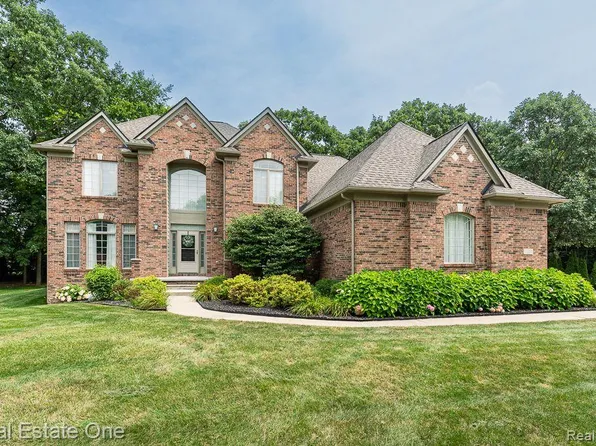 3308 Paramount Ln, Auburn Hills, MI 48326