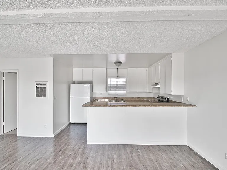 J682 — Photo 5