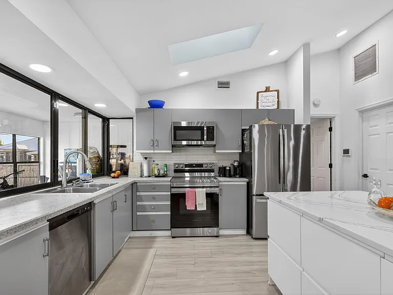 481 SW Aster Rd — Photo 16