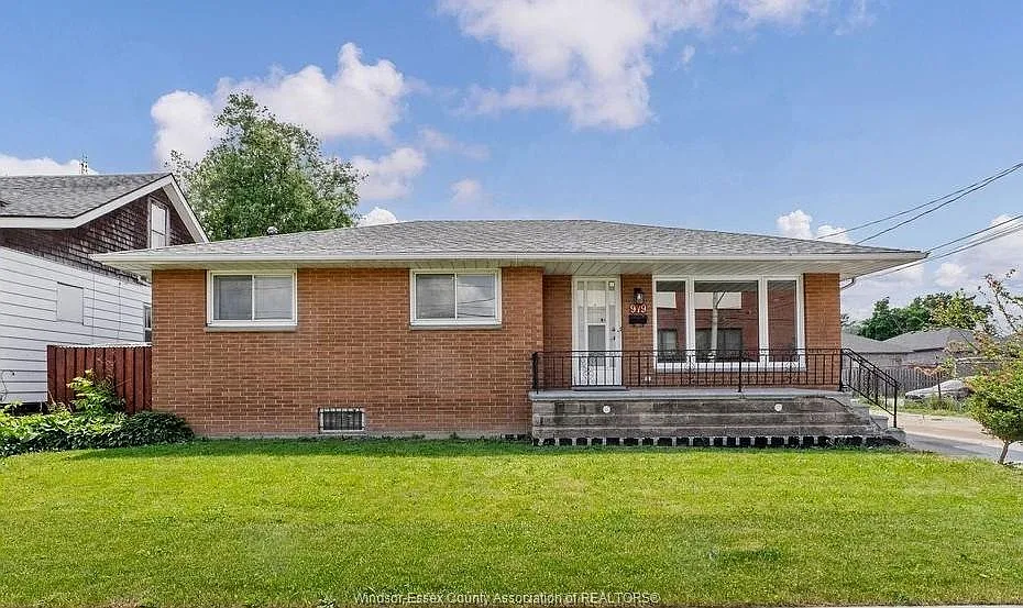3 bed, $1,900 — Photo 1