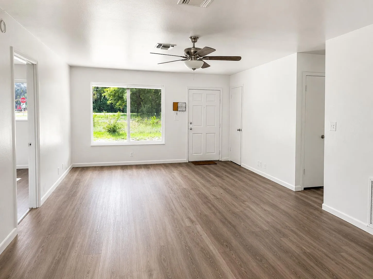 3 bed, 2.0 bath, 1026 sqft, $2,200 — Photo 4