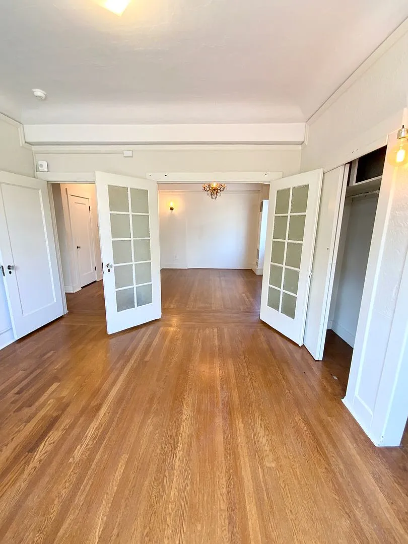 Large 2br. Dishwasher! Laundry On-Site! Excellent Location! — Photo 2