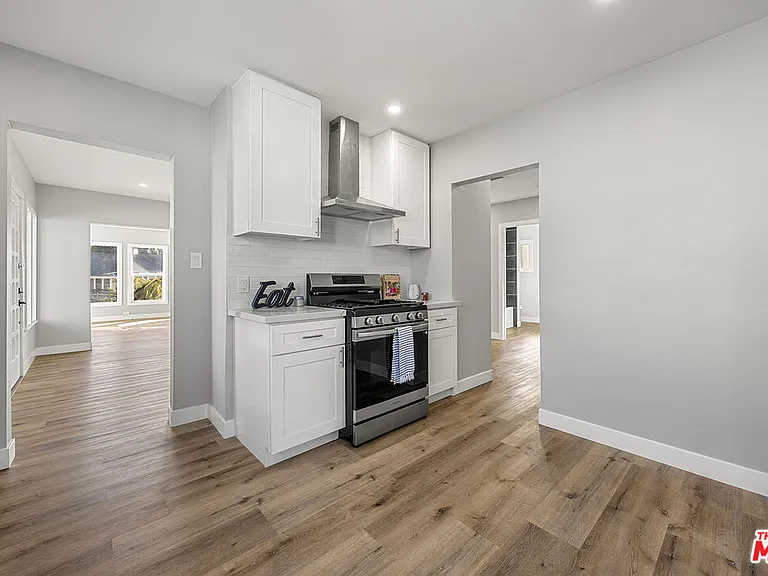 5465 S Victoria Ave — Photo 11