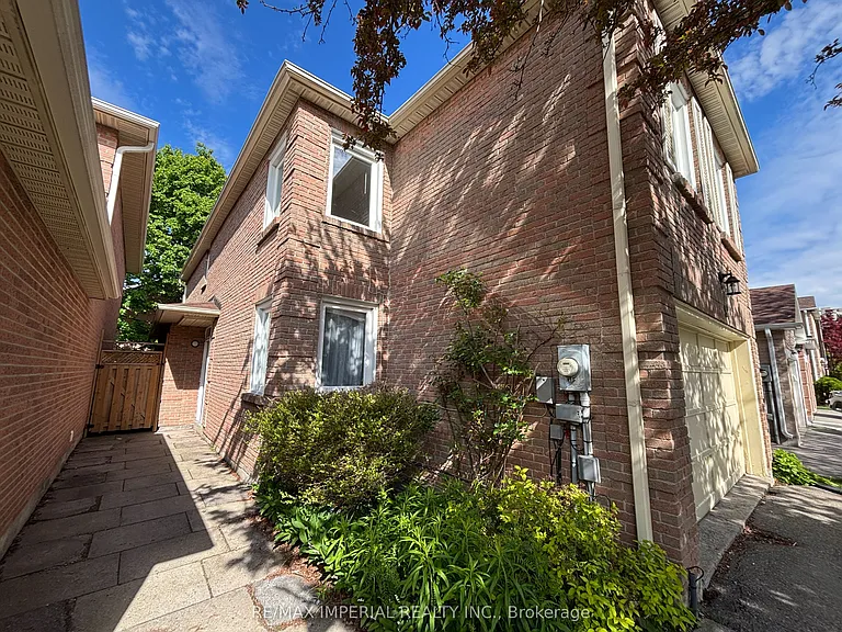 98 McMorran Cres — Photo 2