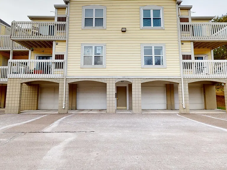 2221 S Huron Pkwy #4 — Photo 24