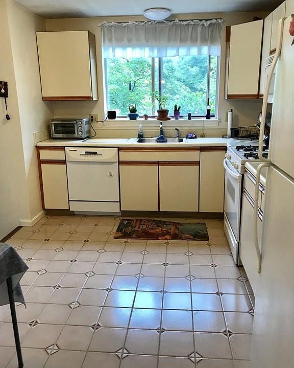1st image of 105 Gaslight Ln