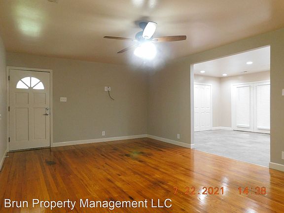 4th image of 3814 Woodlake Dr NE