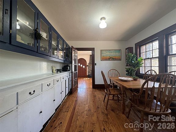 4th image of 905 Conover Blvd E