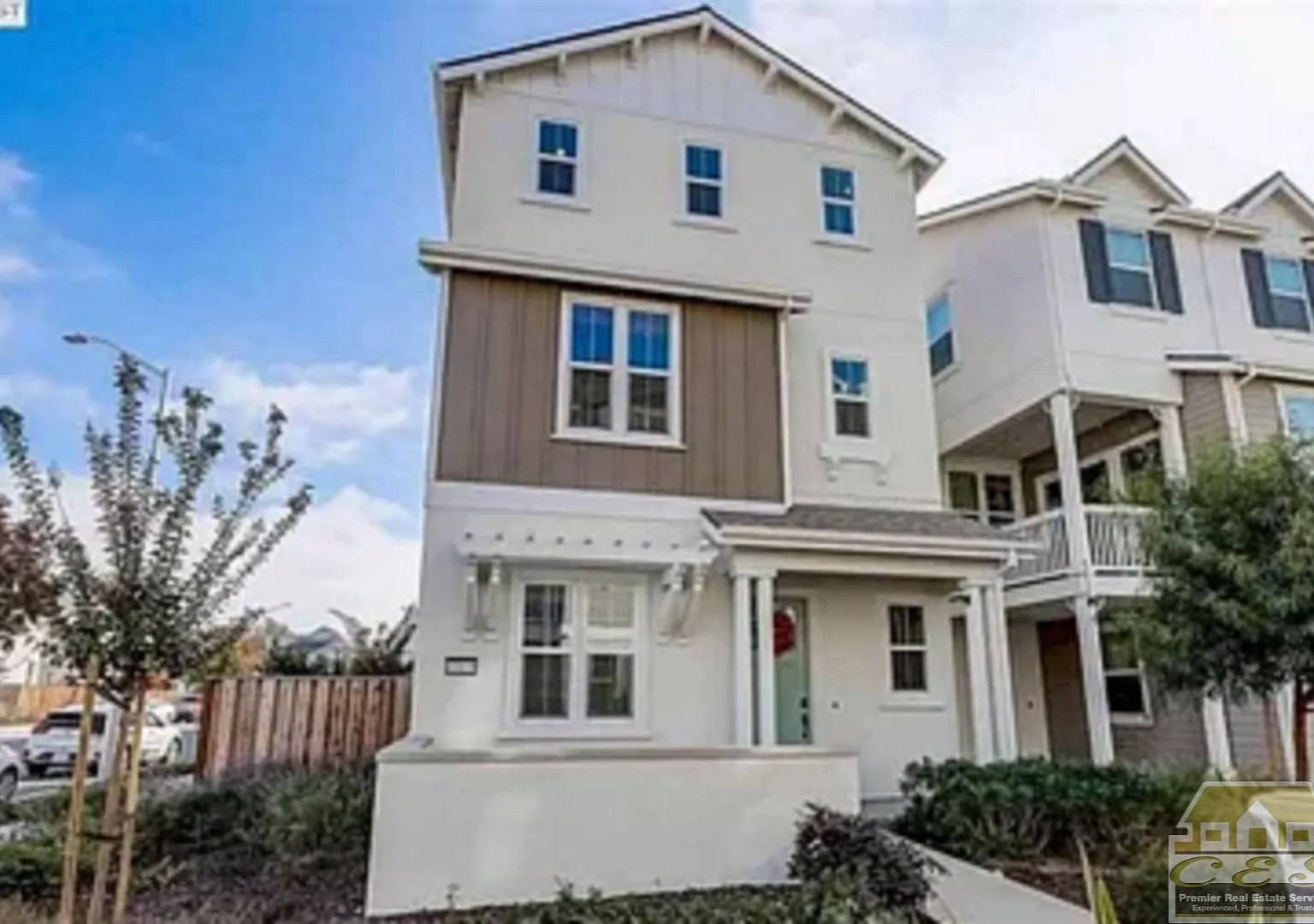 Split level 4 bedroom 3 bath home in highly sought-after Newark Neighborhood — Photo 1