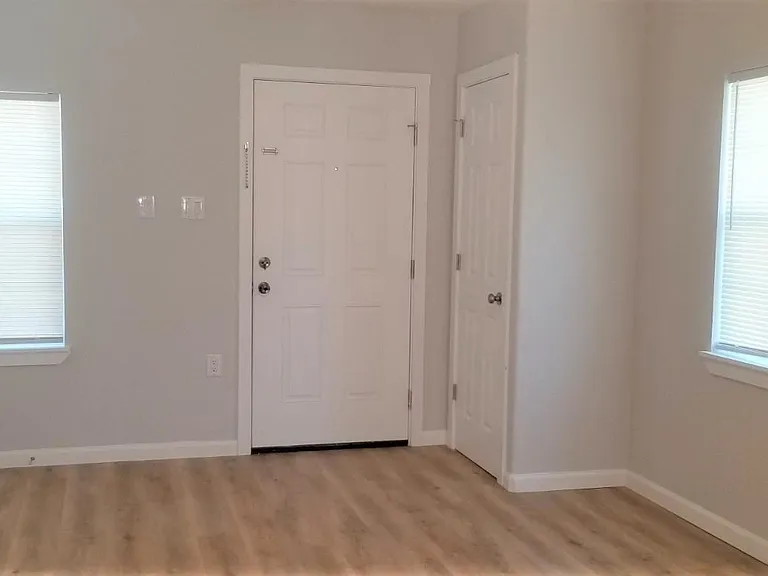 2504 Avenue F — Photo 3