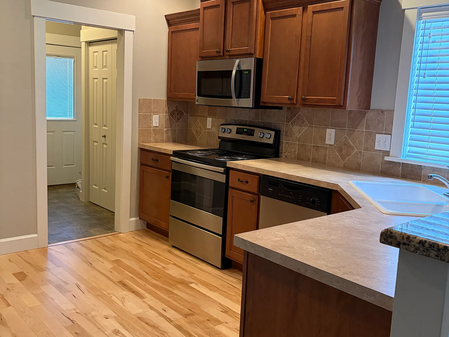 3 bed, 1377 sqft, $2,150 — Photo 4