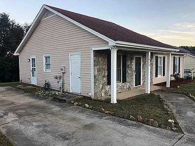3 bed, 1.5 bath, 1257 sqft, $1,600 — Photo 2