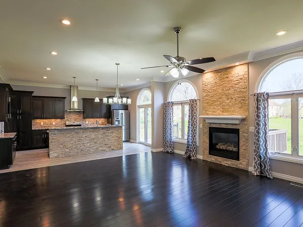 2157 Crystal Dr #136, Rochester Hills, MI 48309