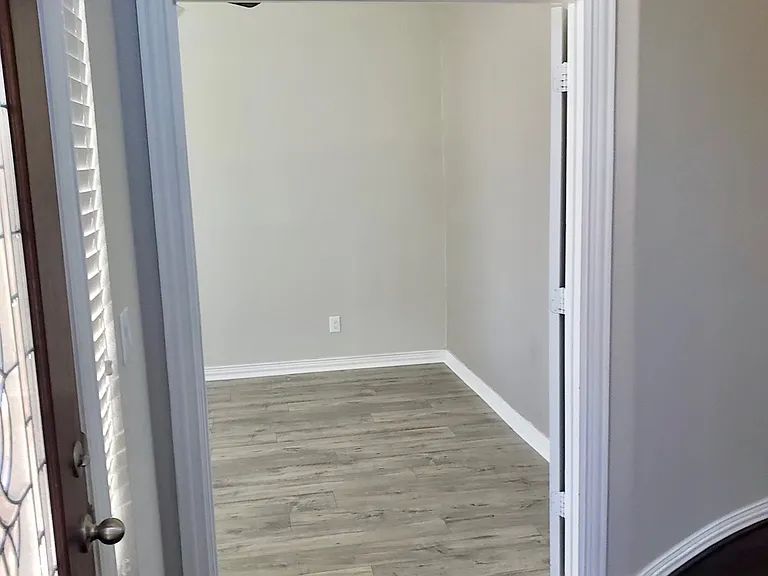 Office/5th room entry