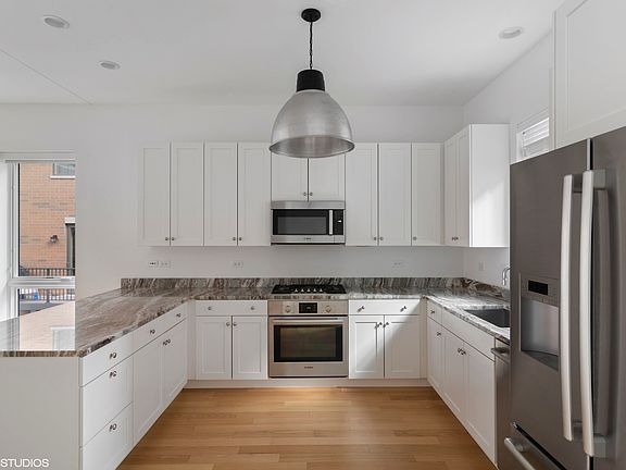 3rd image of 1634 S Prairie Ave Unit 1