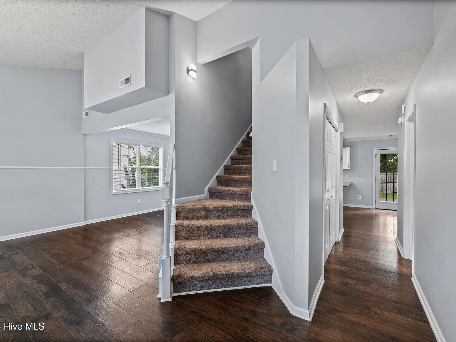 4 bed, 2.5 bath, $1,800 — Photo 4