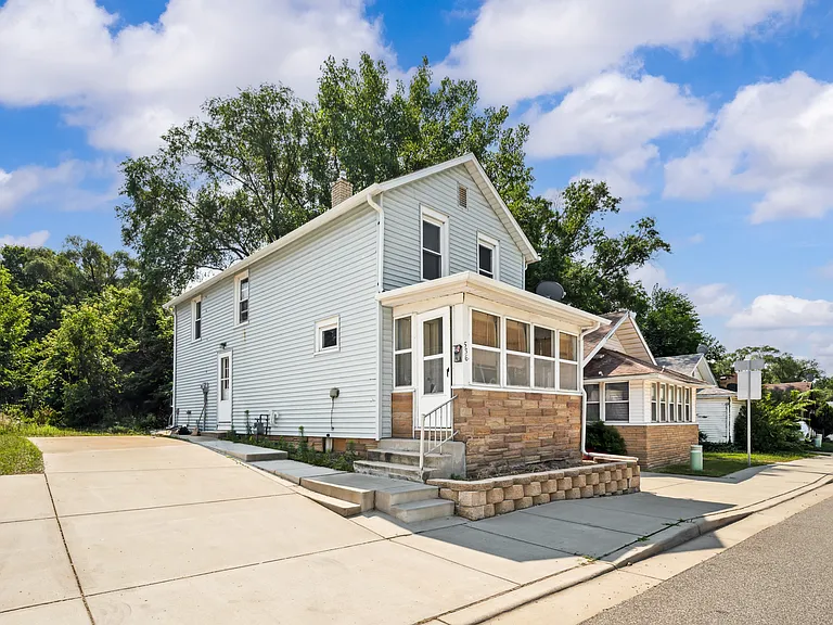 536 N Cedar St — Photo 1