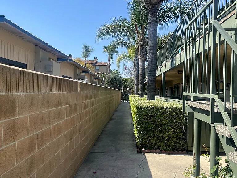 South Park Apartments — Photo 1