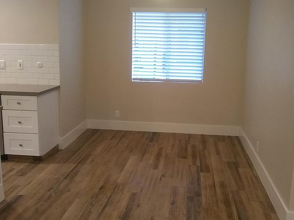 T10 hardwood tile dining area