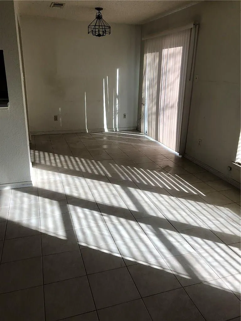 3 bed, 2.5 bath, 1475 sqft, $1,595 — Photo 3