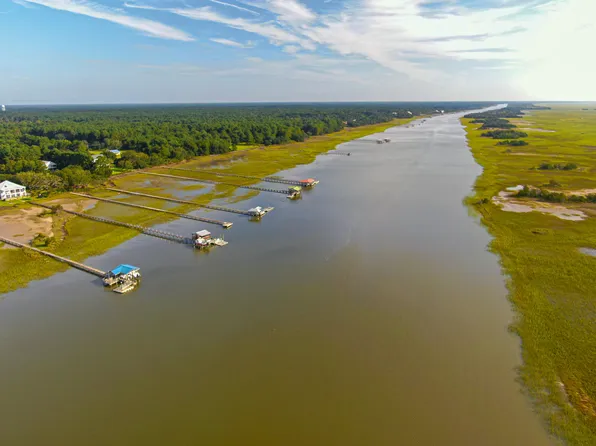 837 Grannys Ln, Awendaw, SC 29429