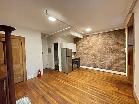 Rented by C2R Management LLC | media 20