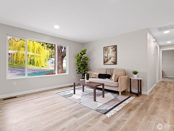 4th image of 513 NE Cottonwood Drive