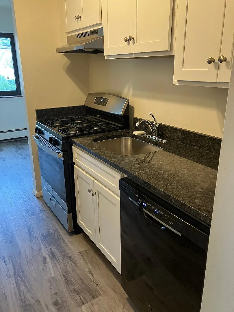 Hall Pl, Eastchester — Photo 1