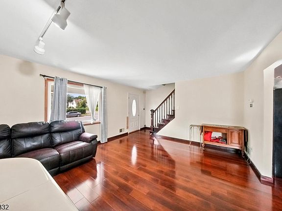 5th image of 953 W 5Th St