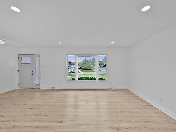 3rd image of 4019 W 76th Ln
