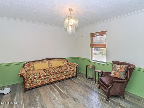 5th image of 913 Glastonbury Cir #B
