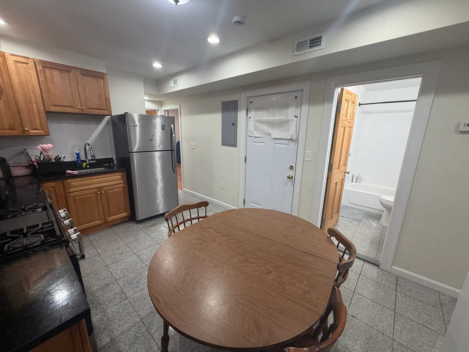3 bed, 1000 sqft, $4,050 — Photo 4