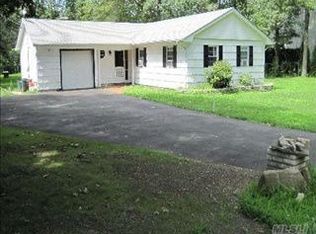 105 Carlton Dr E, Shirley, NY 11967