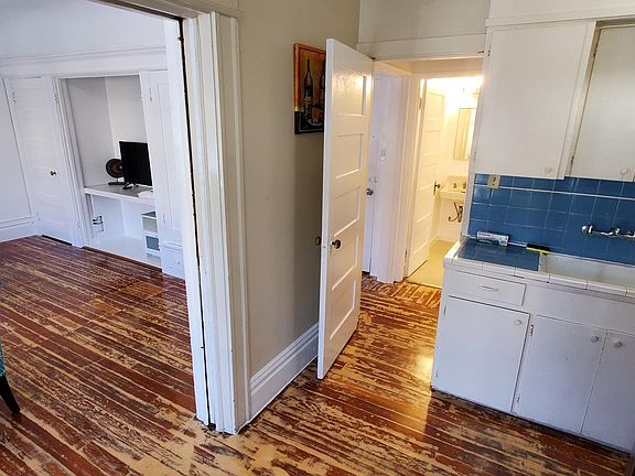 4th image of 905 Ashbury St APT 3