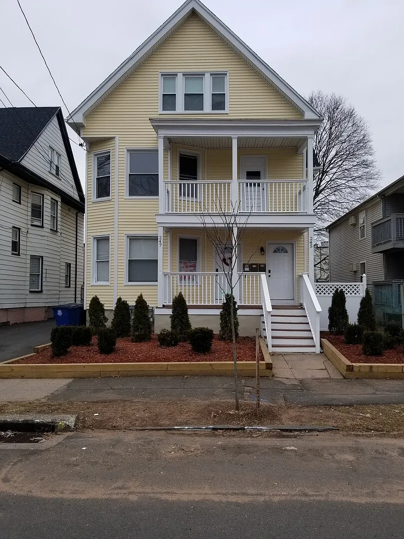 2 Bedroom apt blocks within Yale Hospital and Downtown New Haven — Photo 1