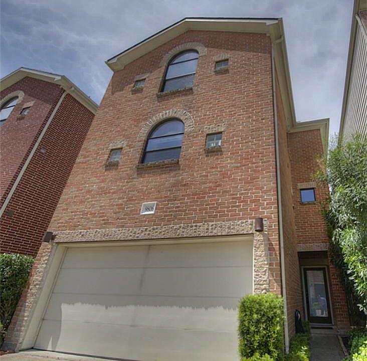Room to grow! 3 Stories in an elegant gated community near 610S and the Medical Center. Just the hom