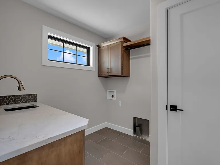 2142 E Beaumont St — Photo 34