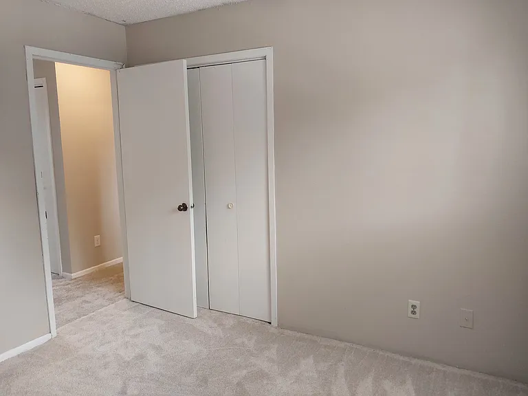 107 S John St #4 — Photo 13