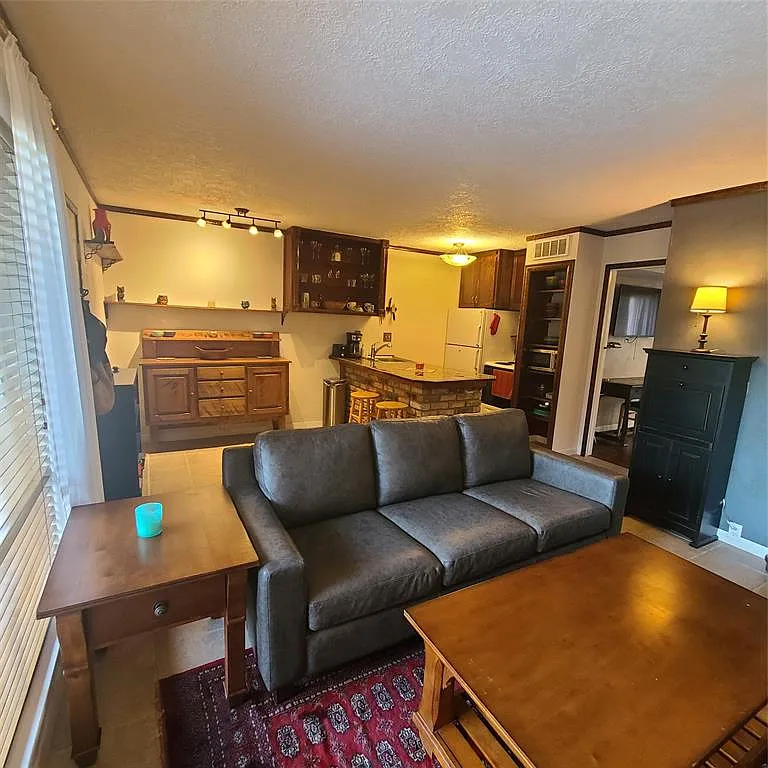 1 bed, 1.0 bath, $1,800 — Photo 1