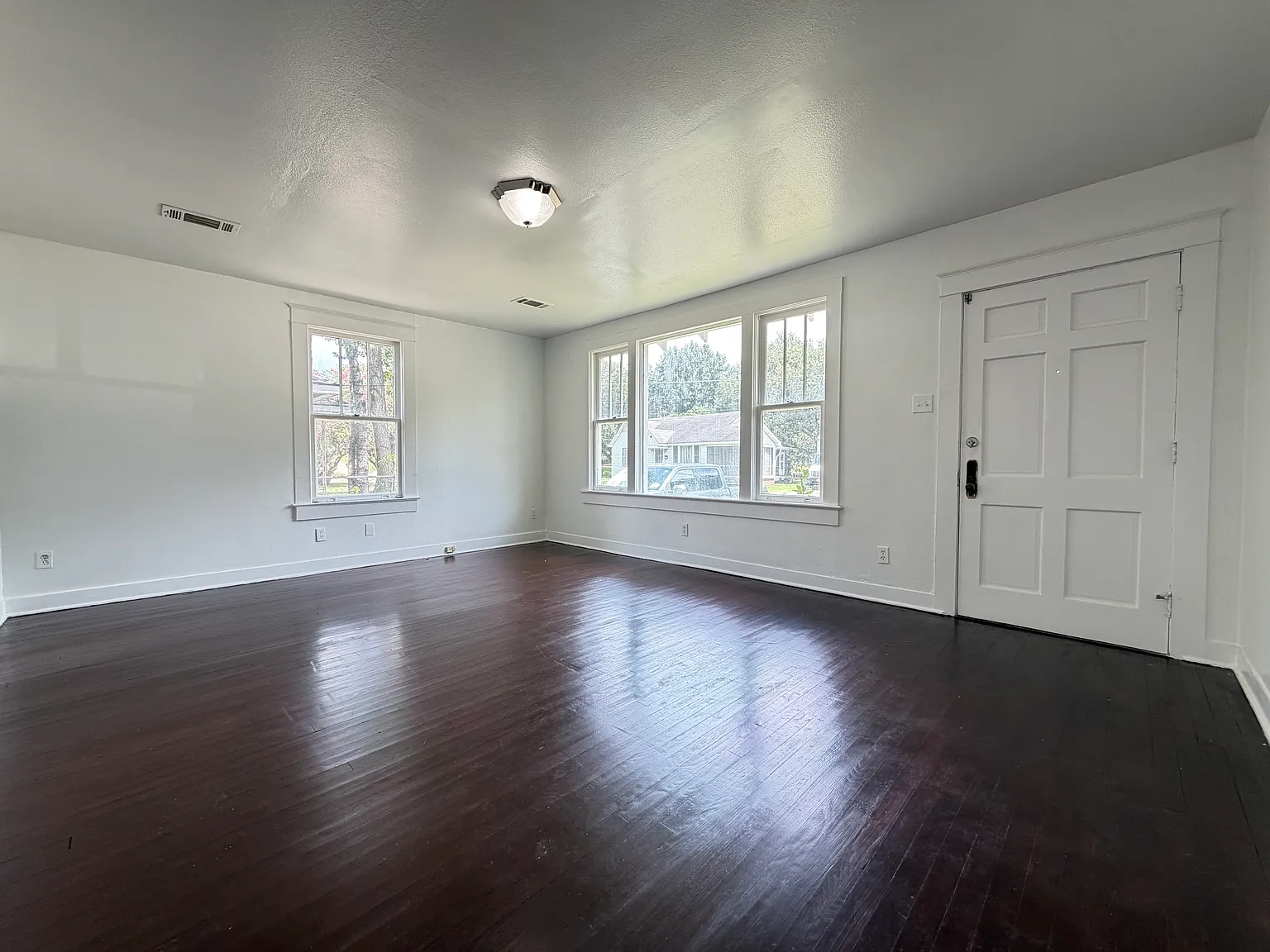 2 Bedroom 1 Bath House right next to WBRZ on Highland — Photo 2