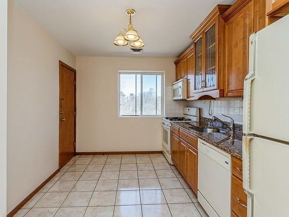 5th image of 43 Bayberry Dr APT 4