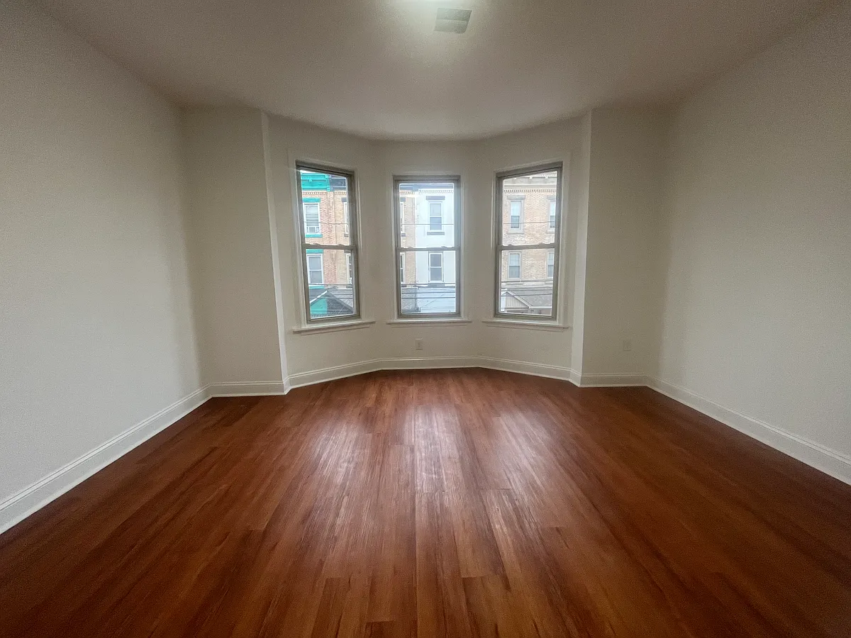 Living room / large unstated with so much potential. - 1929 N 32nd St #2