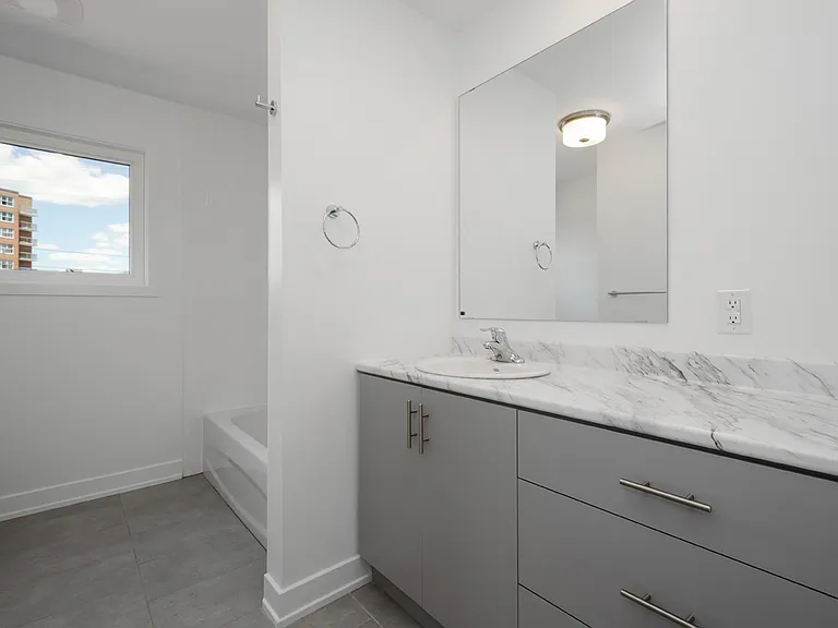 9 Spadina Ave #2 — Photo 15