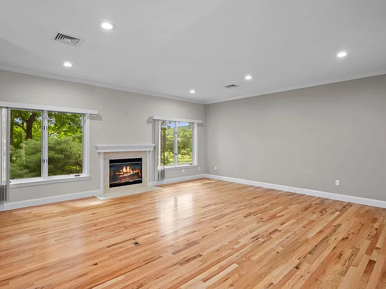 802 Heritage Hls — Photo 4