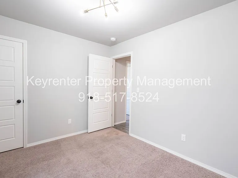 6800 S 20th St — Photo 11