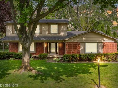 7011 Heather Heath Ln, West Bloomfield, MI, 48322