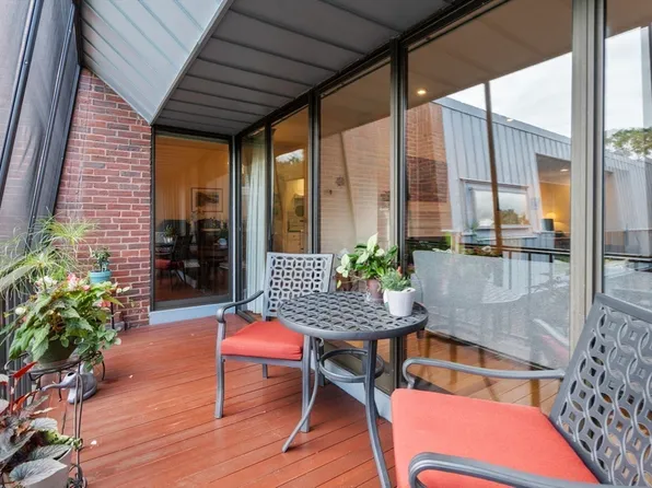 65 Grove St APT 452, Wellesley, MA 02482