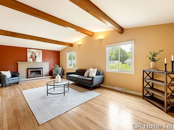 3rd image of 895 Bellewood Dr SE