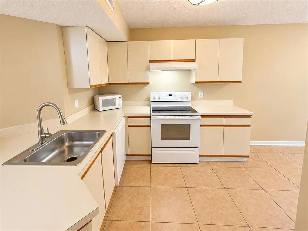 3 bed, 1166 sqft, $2,350 — Photo 4