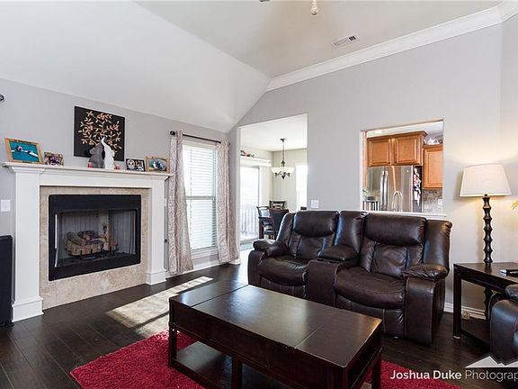 4th image of 607 W Worchester